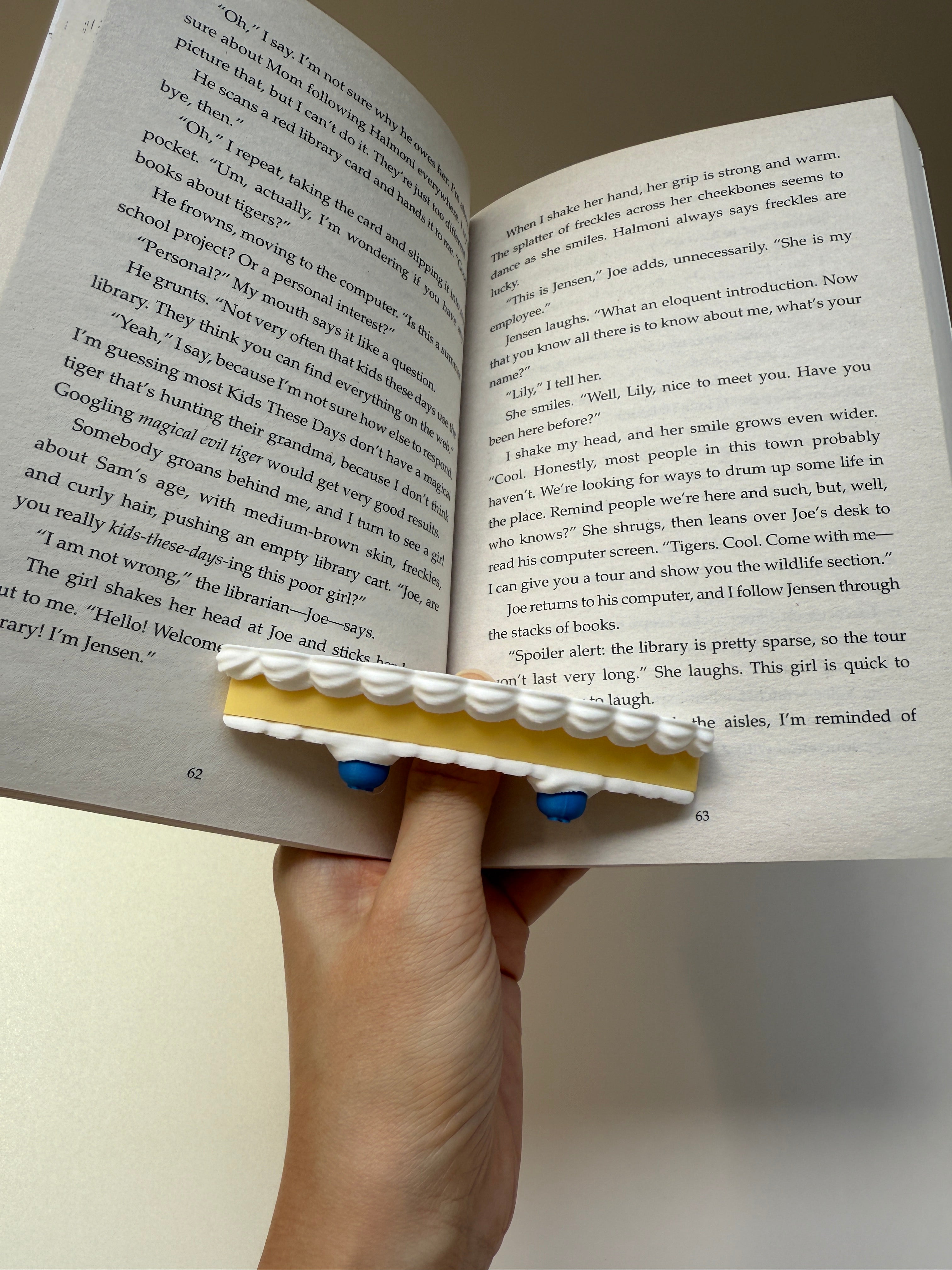 Cake Page Holder