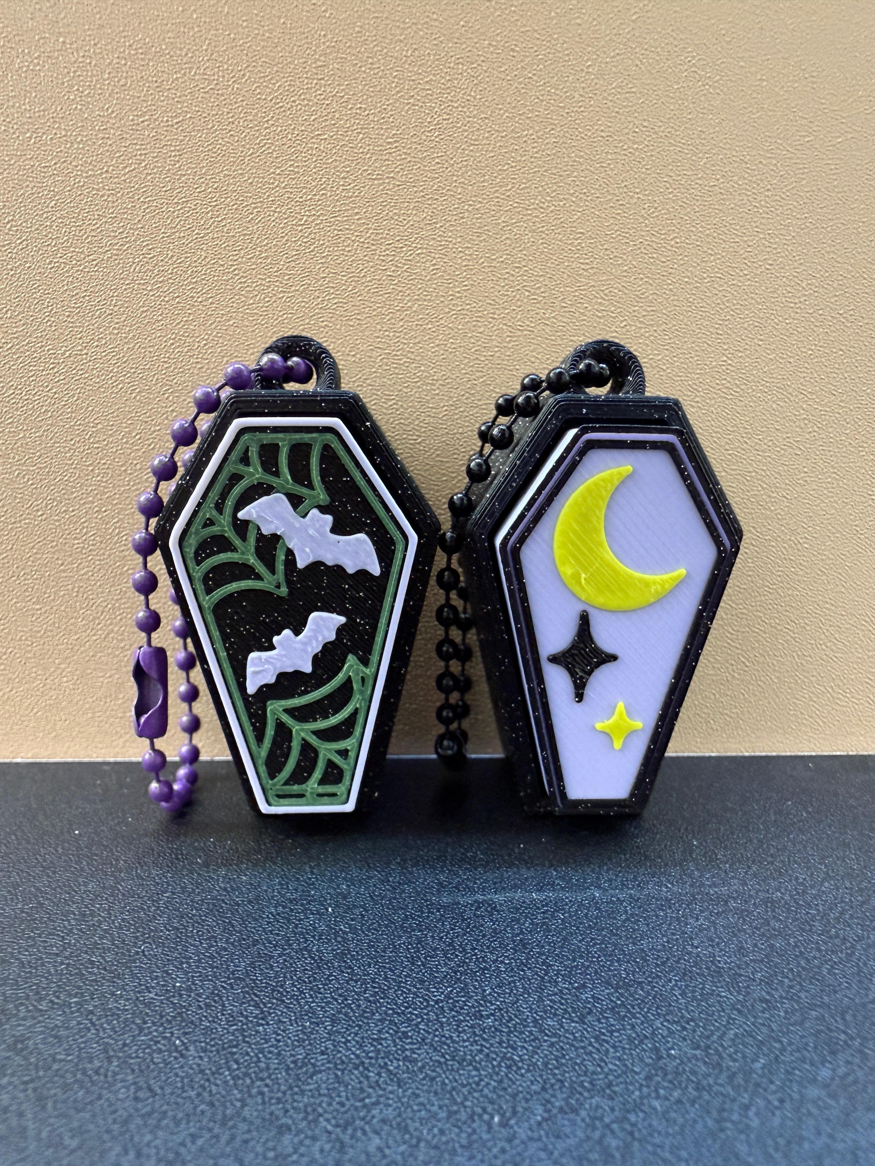 不気味な棺のクリッカーキーホルダー