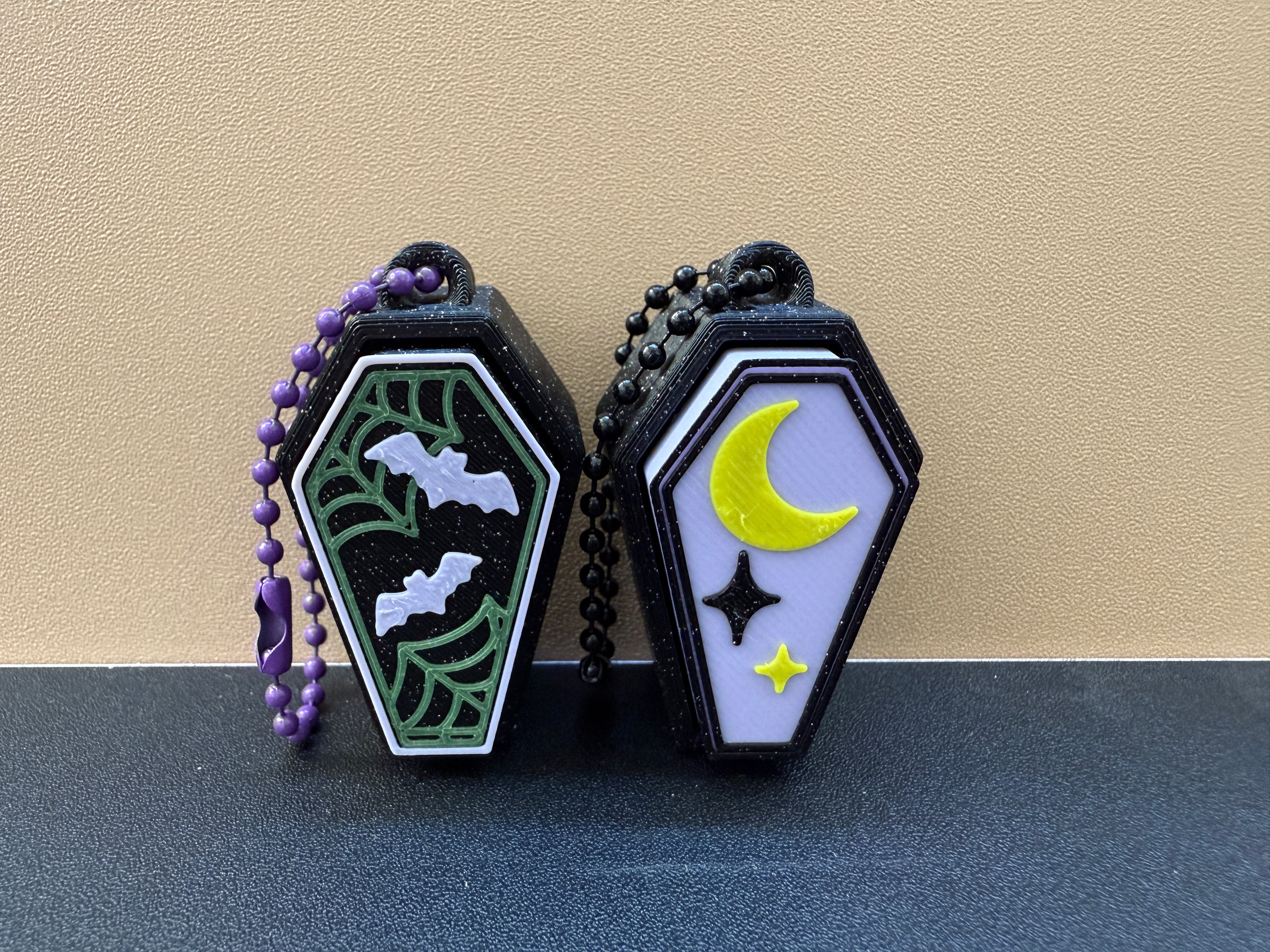 不気味な棺のクリッカーキーホルダー